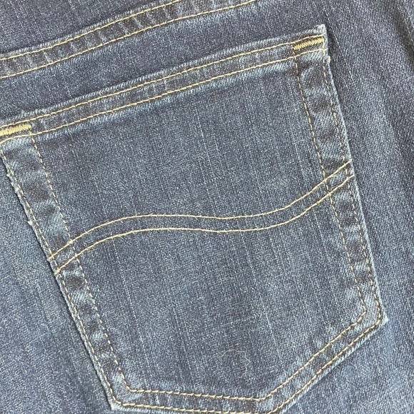 ❌SOLD Lee Relaxed Straight Leg at the Waist Denim Jeans, Medium Wash, Size 14 S - Picture 4 of 6